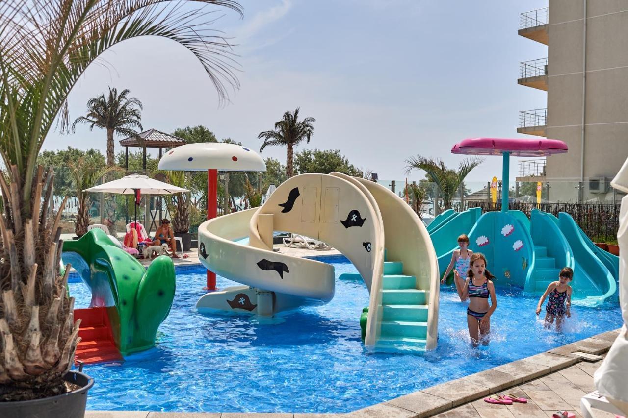 Visum Aparthotel Pool & Spa Mamaia Nord Navodari Bagian luar foto
